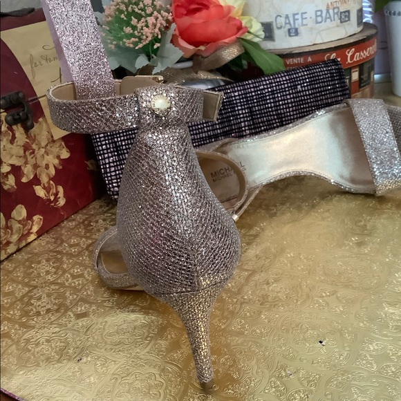 Gorgeous MK gold specked 3” sandal - Picture 6 of 12